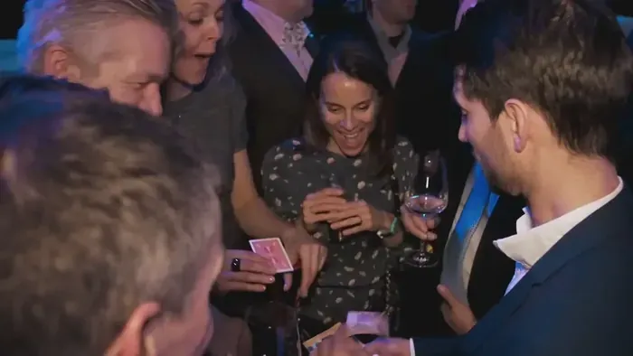 Oliver Henke als Tischzauberer in München