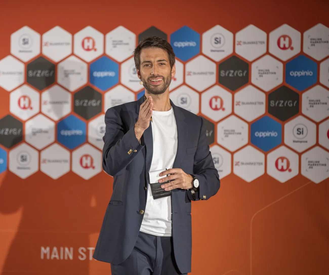 Zauberer für München: Mentalist Oliver Henke auf der Mainstage eines Firmenevents