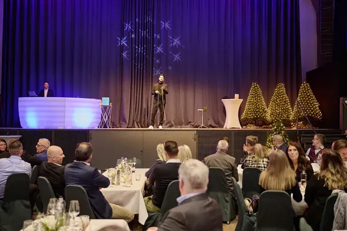 Zauberer Oliver Henke live auf der Bühne bei einer Firmen-Weihnachtsfeier